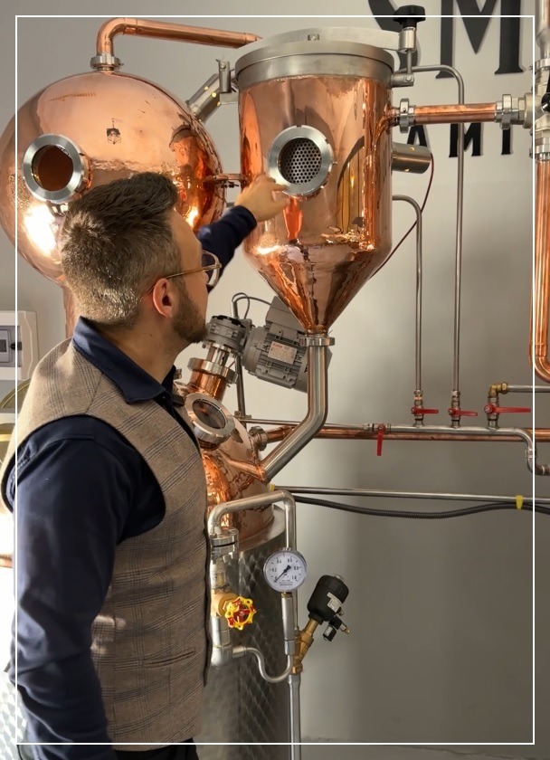 Master Distiller prezentuje maszynę destylacyjną